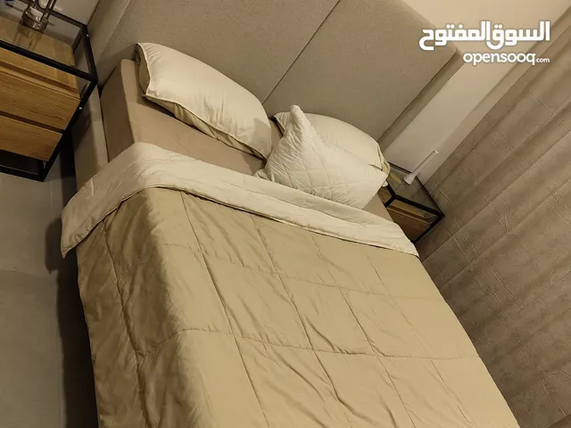 غرف نوم كاملة بحالة ممتازة من ماركة هوم سنتر