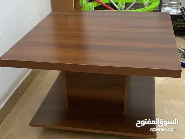 طاولة وسط خشب ثقيلة بدون كسور او خدوش مستعملة استعمال بسيط