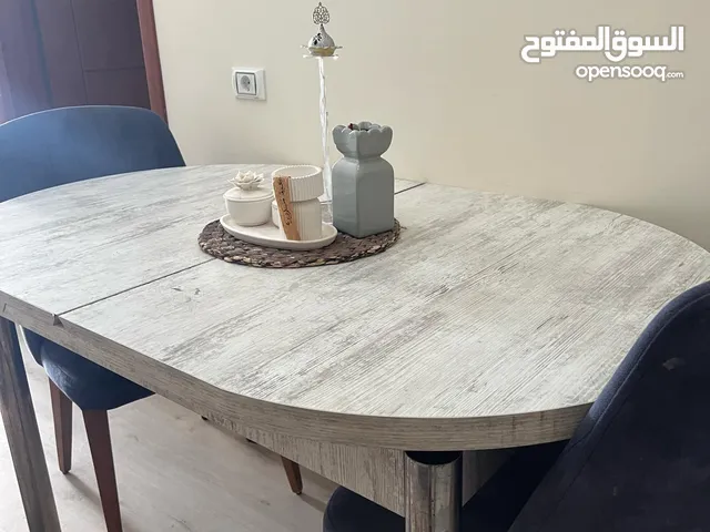 و طاوله و الكرسين