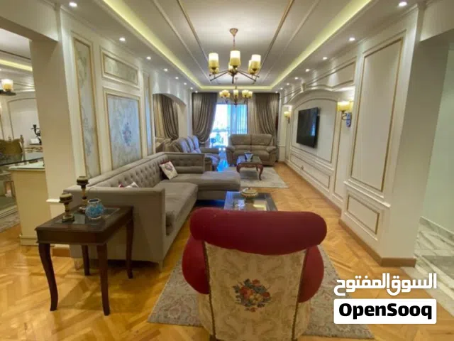 شقة للبيع سموحة المساحة 279  شقة واسعة ومكونة من:  • 4 غرف نوم (منها غرفة ماستر بحمام خاص)  • 6 ق