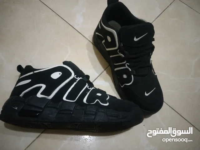 كوتشي رجالي لابسة واحده