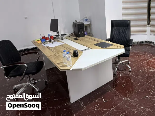 ميز مكتبي كبير مال اجتماعات مستخدم قليل جدا نظافة 100%  يشيل 8 كراسي