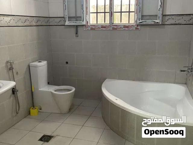 استوديو بني حديث للايجار غوط الشعال يتكون من حجرة وصالة وحمام ومطبخ بالقرب من جامع عثمان