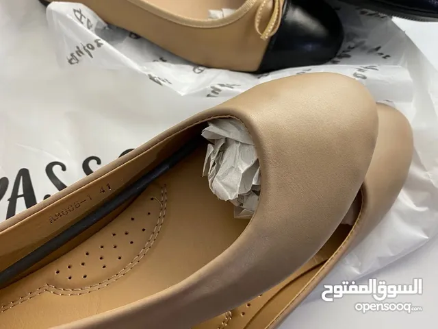 حذاء جلد نسائى