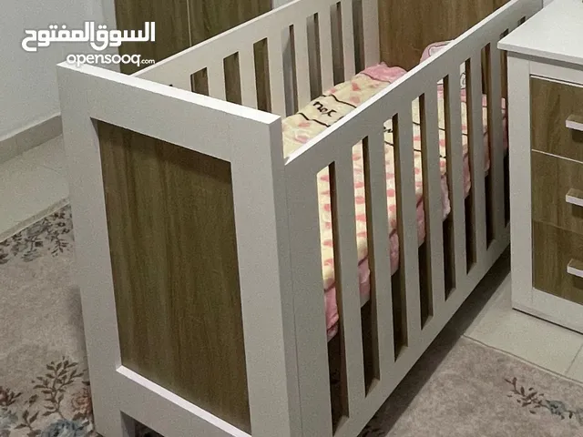 تخت بيبي تفصيل للبيع بسعر مغري