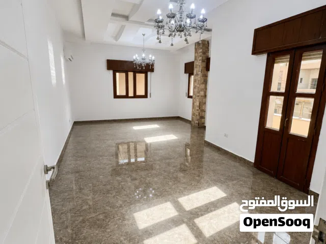 فرصة للإيجار في الدهماني: مكتب تجاري حوالي 74 م2 بالطابق الأول، مدخل خاص، صالة واسعة، حمام وبلكونة