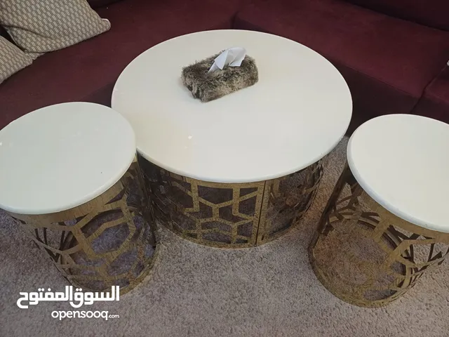 طاولات معدن شبه جديد استعمال بسيط للليع بسعر مغري