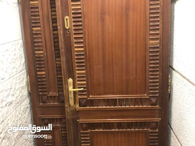 باب فيلا خشبي مع قاطع جانبي