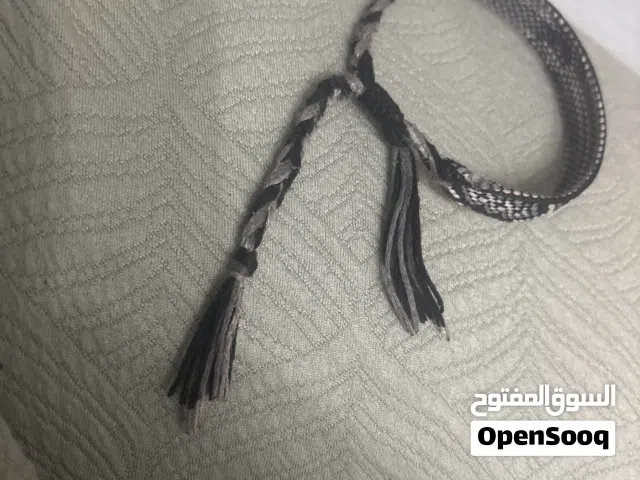 سوارا للبيع رخيصة وجميلة وخفيفه الوزن اللون أسود وأبيض مستعمل فقط شهر سعر 10 فقط