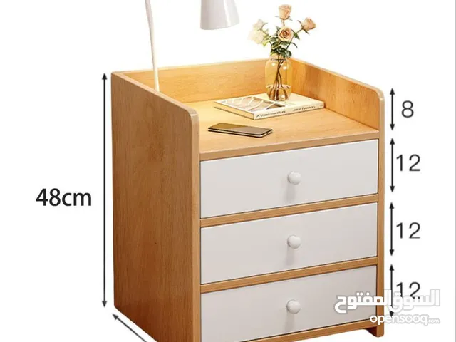 كومدينا خشل أنيقة وعملية 3 جوارات ودرج علوي فيه قفل عشان تحفظ أغراضك الخاصة بأمان تصميم مرتب للبيت