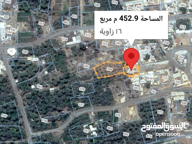 منزلين في مكان مرتفع وأسفل منهما بستان في (بدية) قريب من الرمال الذهبية