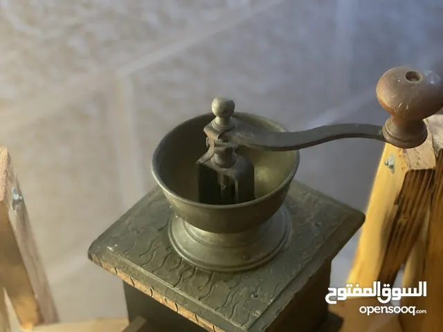 مطحنة قهوة يدوية قديمة (تحفة نادرة – ديكور أنيق)