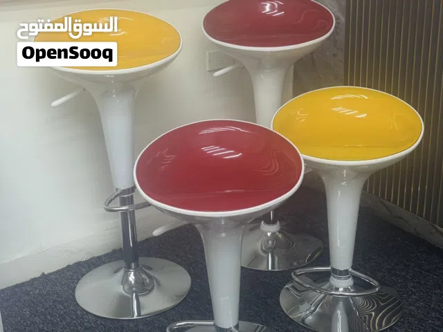 كراسي بار انيقه جدا متوفر لونين الاحمر والاصفر جوده عاليه وصناعة ممتازه واداء جبار والسعر الاقل