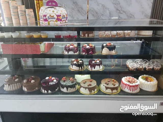 ثلاجه كيك وحلويات وطاولات رخااام