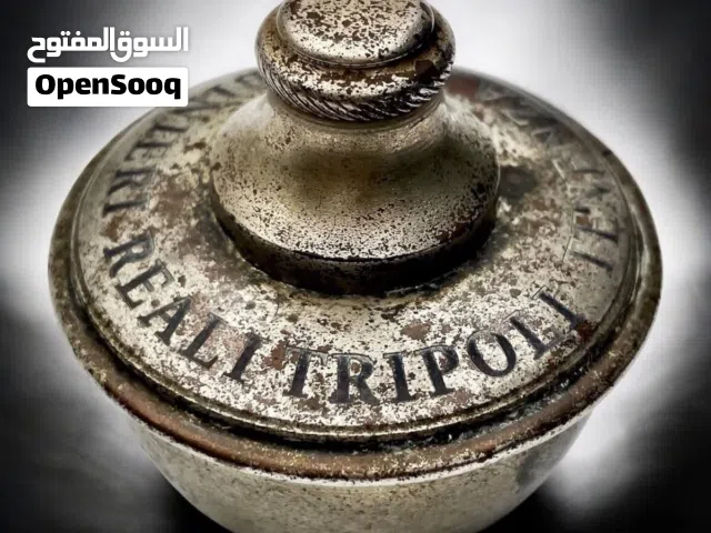 مصباح زيت عتيق من أوائل القرن العشرين، تابع للقوات الملكية للدرك الإيطالي (Carabinieri Reali)