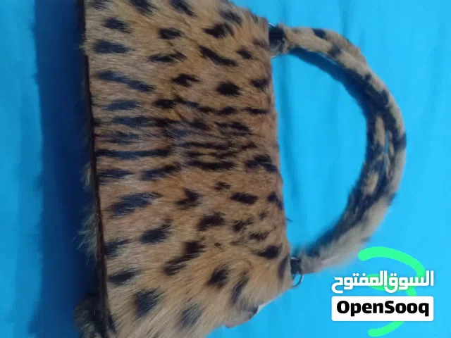 شنطه حريمي فرو للتميز نادره صناعه يدوي وارد الخارج لم تستعمل