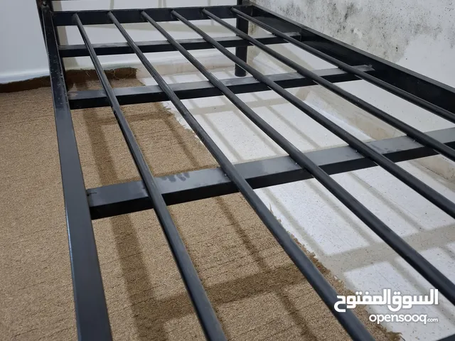 تخت حديد مفرد مستعمل بحالة الجديد لون اسود متر بمترين الموقع صويلح المعلومات الجنائية