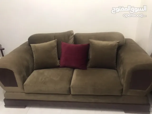 طقم كنب مستعمل بحالة ممتازه خالٍ من العيوب
