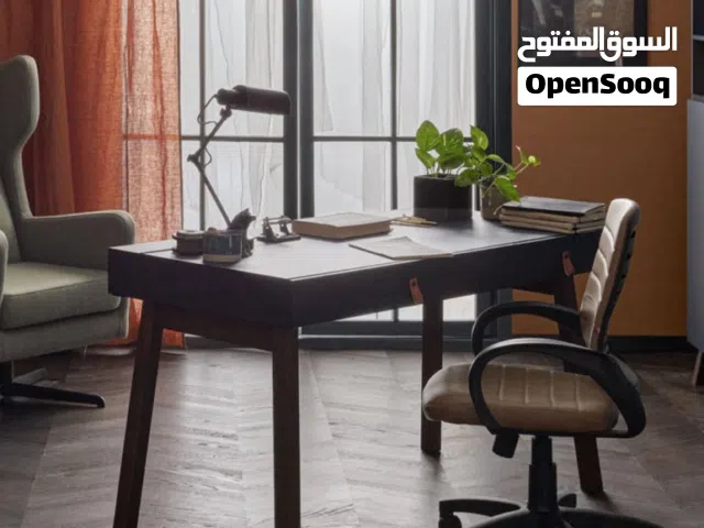 مكتب ومعاه كرسى بحالة ممتازة