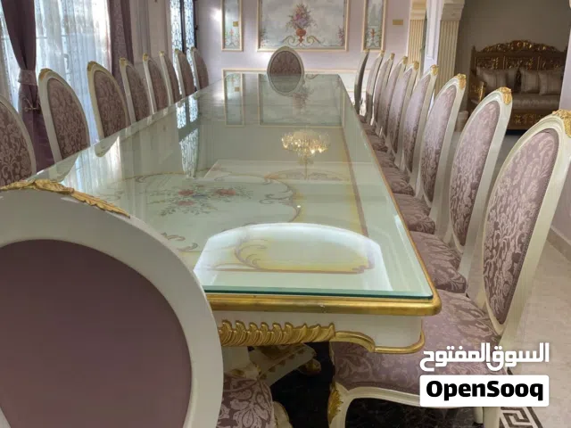 طاولة طعام ل 20 شخص بحالة جيده جدا
