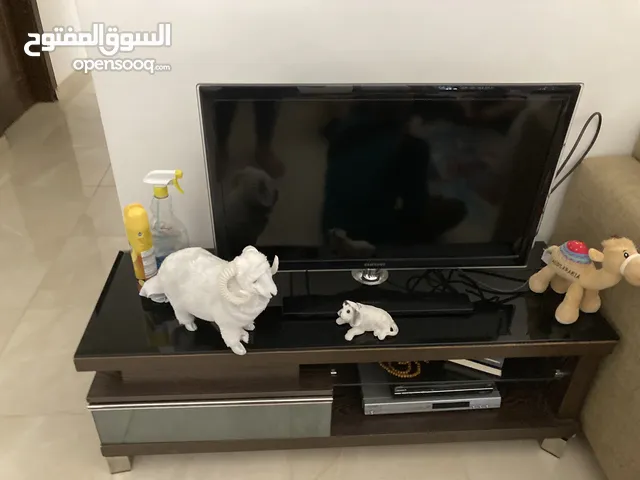 تلفزيون وطاولة للبيع