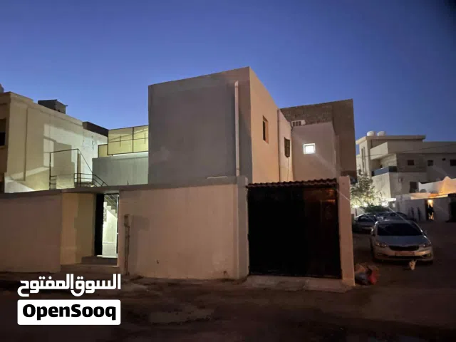منزل للبيع دورين واجهتين قدامه واسعيا في السوق الجمعه منطقة الهاني قرب صيدلية العالمين والهاني مول