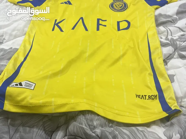 قميص نادي النصر السعودي اصلي 100٪ليس عليه شئ طباعة ومن ادداس وعليه ضمان يومان
