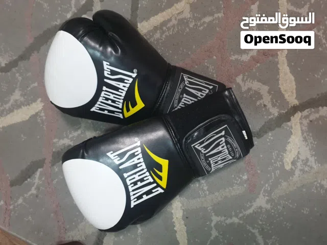قفازات ملاكمة Everlast 12oz بحالة ممتازة