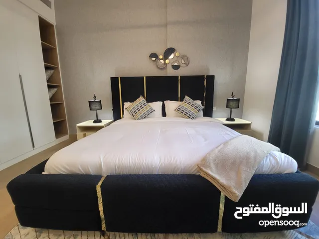 دبي لامير غرفة وصالة مفروشة سوبرلوكس مع بلكونة - ايجار شهري شامل مع شاطي بحر خاص 