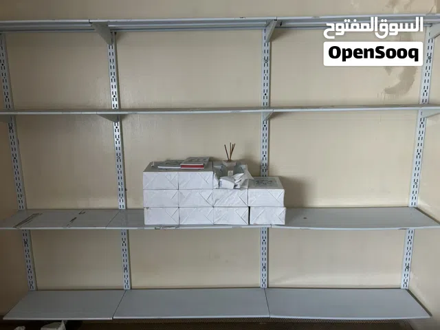 رفوف جاهزه استعمال بسيط جدا (البيع بسبب السفر).