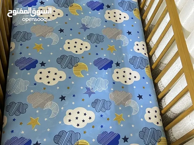 تخت بيبي بحاله ممتازه جدا خشب زان