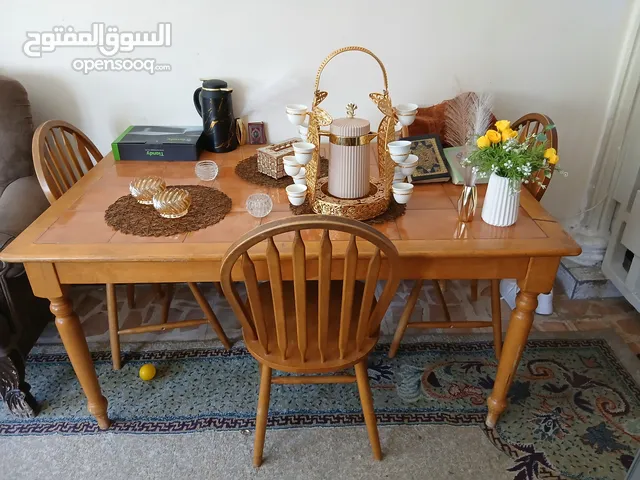 موجود عندي طاوله سفره وطقم كنبايات. وطقم كورنر مع طاوله. وشاشه ال جي. وخزانه. كامل للبيع.