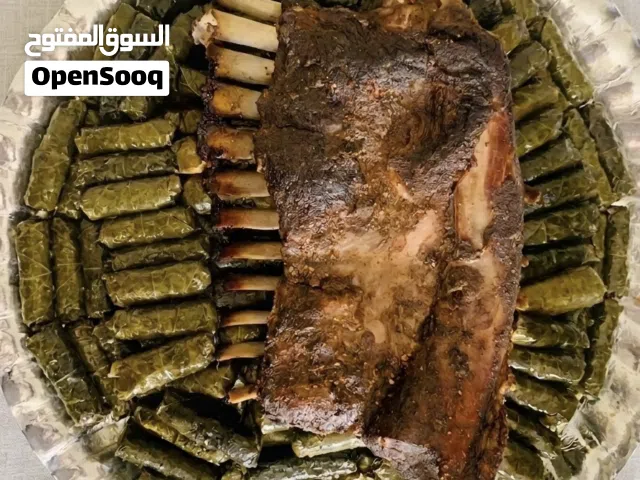 ضلعتين خروف، الوزن للواحدة كيلو تقريباً، يتوسطهم كيلو ونصف من ورق العنب الدوالي الفاخر