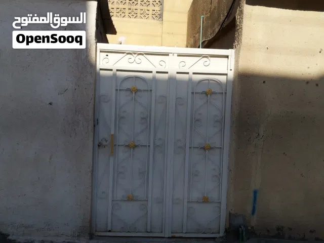 بيت للايجار في الجمعيات الثالثه قرب سنتر الخيرات البيت يحتوي غرفتين وصاله وصحيات وبي ساحه