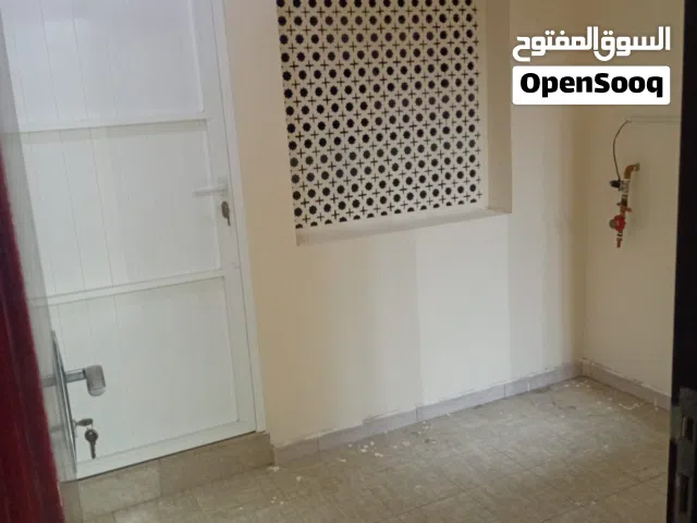 شقة للايجار مكونة من غرفتين في قلب سوق العامرات السادسة النابض بالحياة