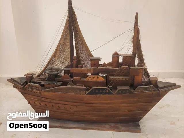 مجسم سفينة خشبية تراثية ضخمة مصنوعة يدوياً بحرفية عالية (طول 1.35 متر)