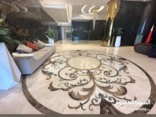 للايجار شقه في الجفير تتكون من غرفه وحمامين وصاله في برج فخم  for rent in juffair 1bhk 2baththroom