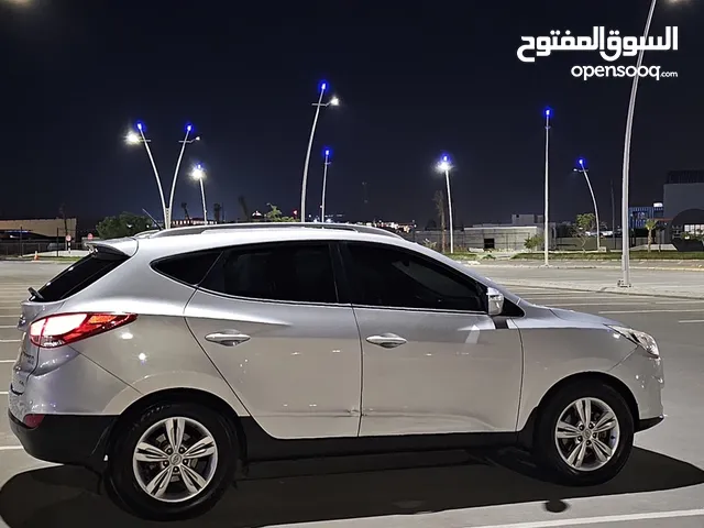 - Hyundai Tucson gcc limited  (one years registration and insurance)Urgent sale