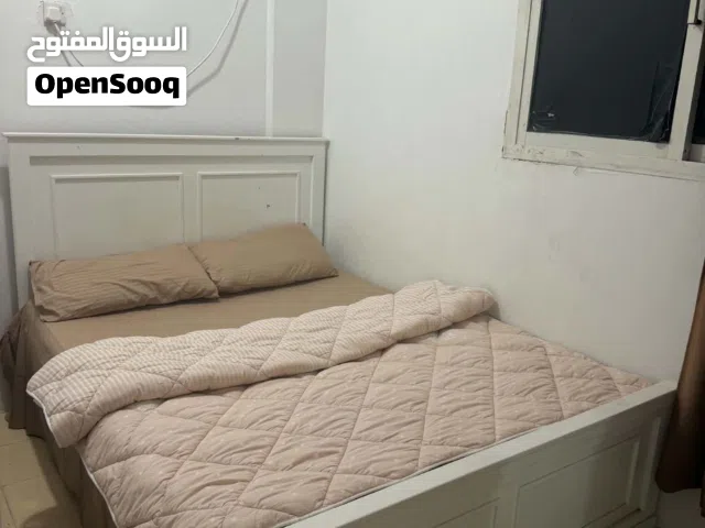 سرير ومرتبه نظيفه