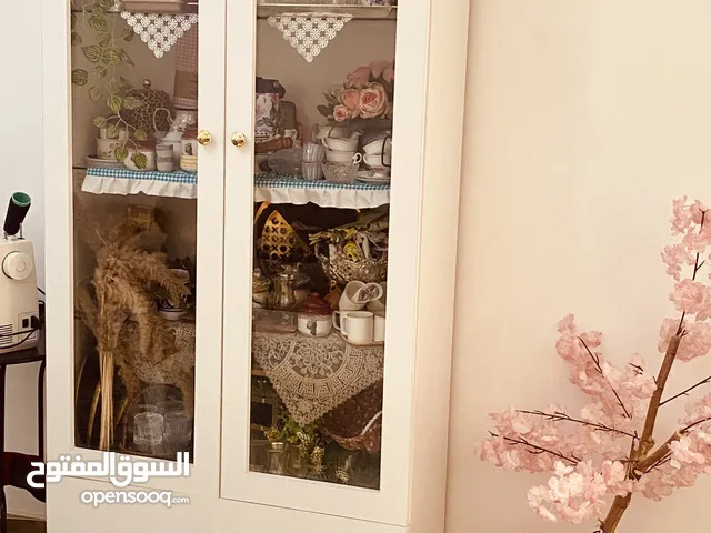 بوفي وكرسي مزين وعربه اطفال وديكور ورد ومرايا عموديه