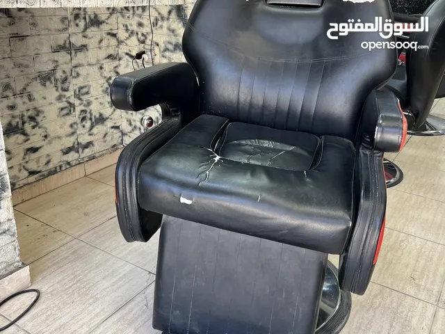 كرسي حلاقة رجالي للبيع .نوع همر بحالة جيدة يحتاج تنجيد فقط .