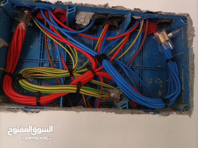 السلامُ عليّكم .. فني " كهربائي منازل " اليد العاملة سوري . فني تأسيس شبكات الكهرباء  . وإنارة الجب