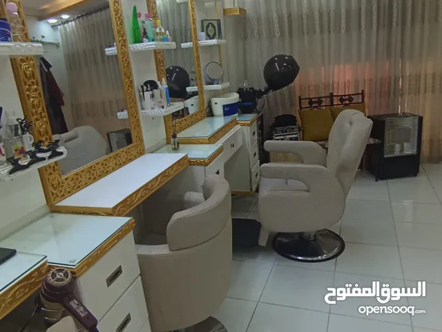 صالون ستاتي للبيع لعدم التفرغ في اربد شارع الهاشمي