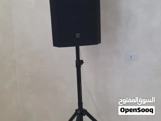 منسقة دي جي مع سماعات