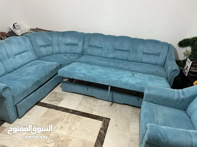 طقم كنب بحاله جيده جدا 7 مقاعد بحاله جيده كنب متحرك تحت و جارور