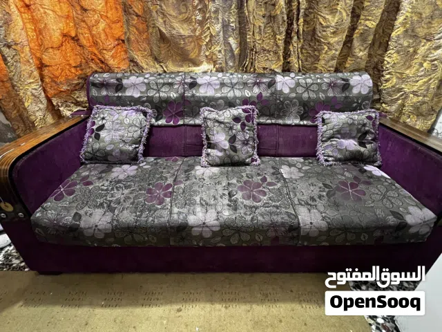 تخم اوربي مستعمل اصلي اللون ماروني وكما موضح بالصوره ادنا مكون من ثلاث قطع و7 كوشات 7مقاعد