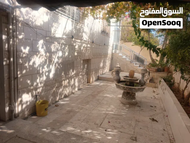 شقة ارضيه بحالة ممتازة مع حدائق خارجية واسعه