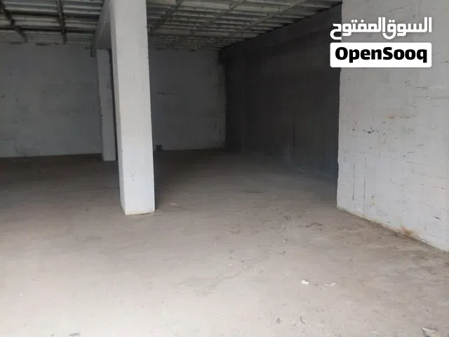 مستودع 500م + ساحة 600م قرب مؤسسة أم البساتين – موقع حيوي وسهل الوصول