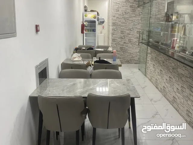 كافتيريا شاورما ومندي وساندوتشات غربي. وبرجر