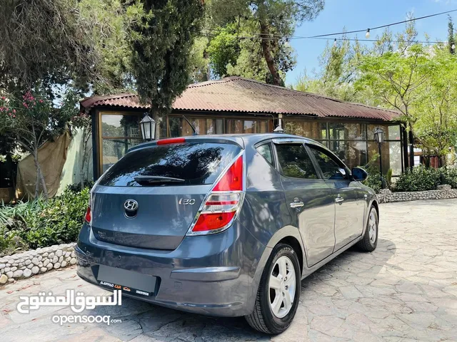 هونداي i30 فل اوتماتك 2009 سيارة ممتازة جداً وفل اضافات الله يبارك لصاحب النصيب..